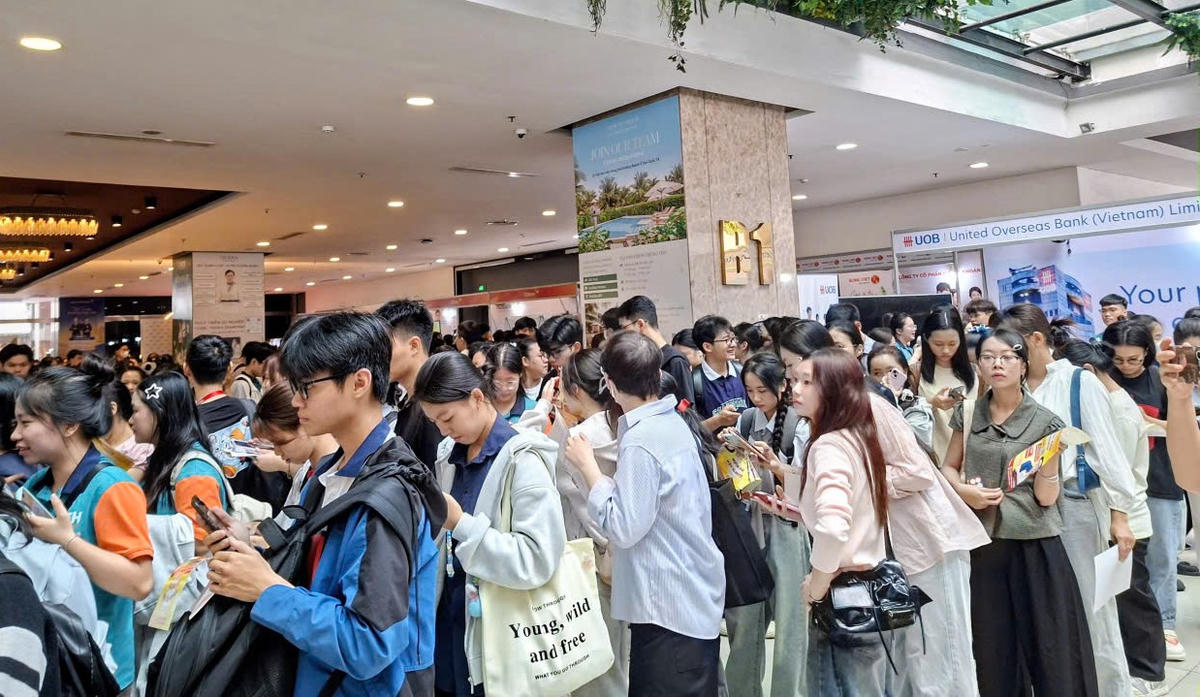 Sinh viên xếp hàng tìm kiếm cơ hội việc làm. Ảnh: S.X
