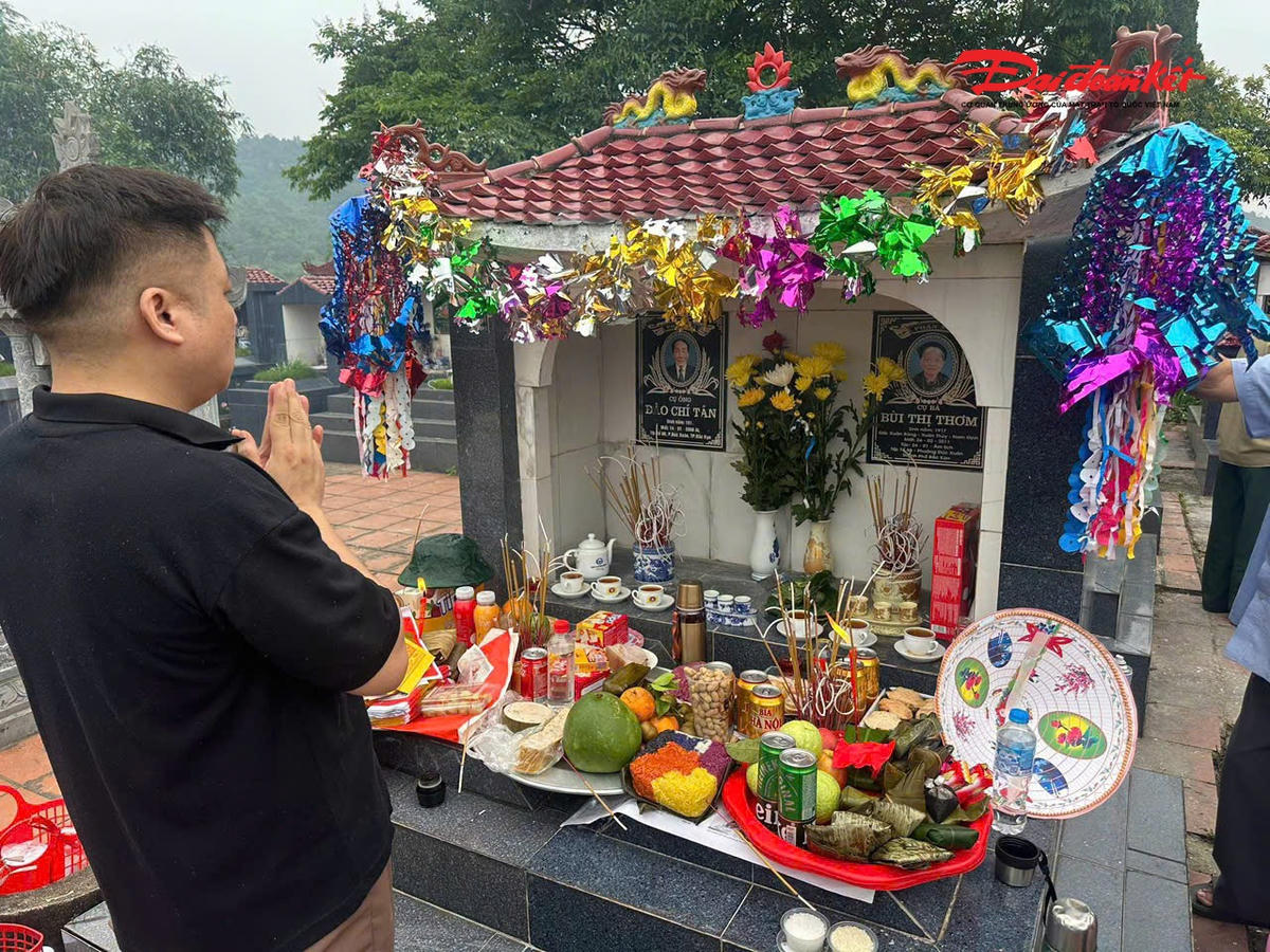 Khi cây nêu nhiều màu sắc được cắm lên mộ là thể hiện việc tảo mộ đã hoàn thành. Ảnh: Nguyễn Toán.