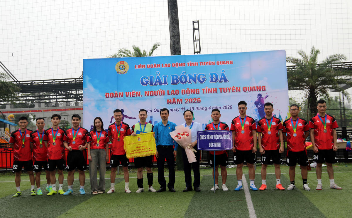 Lãnh đạo Liên đoàn Lao động tỉnh Tuyên Quang chúc mừng đội bóng đoạt giải nhì và giải ba.