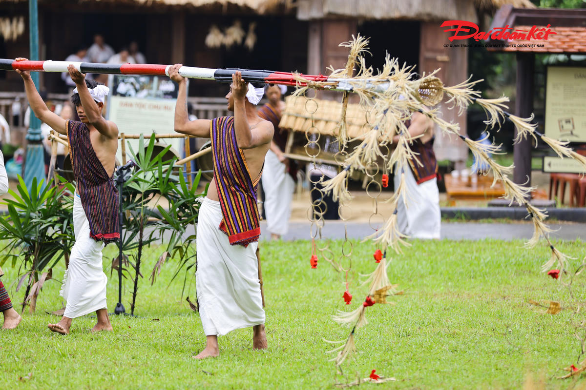 Cây nêu được các trai tráng Chu Ru dựng để tiến hành nghi lễ. Ảnh: Quang Vinh.