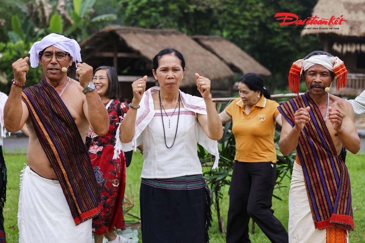 Đồng bào Chu Ru với những điệu múa  Arya trong tiếng cồng chiêng. Ảnh: Quang Vinh.