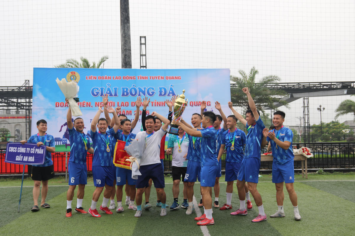 Đội đoạt giải nhất ăn mừng chiến thắng.