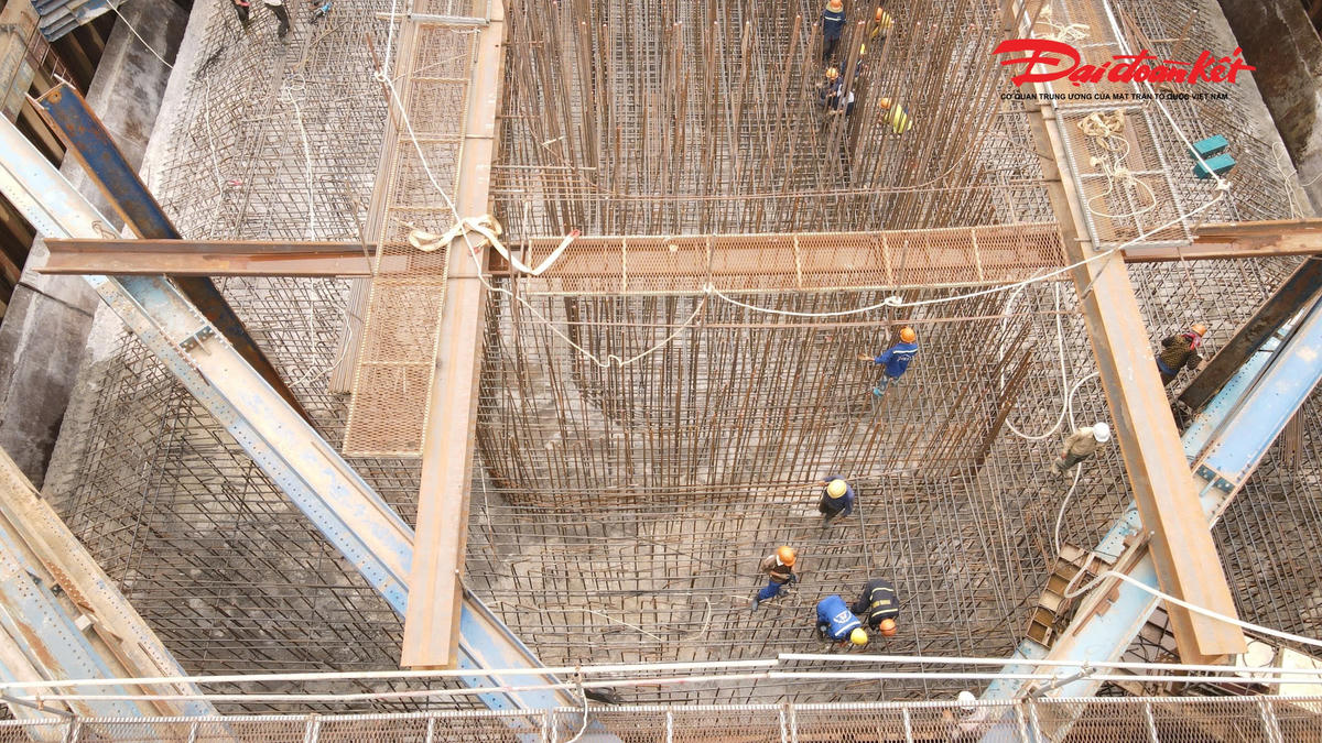 “Nếu không kịp hoàn thành các hạng mục dưới sông trước mùa lũ, dự án có thể bị chậm từ 4 đến 6 tháng”, ông Định nói.