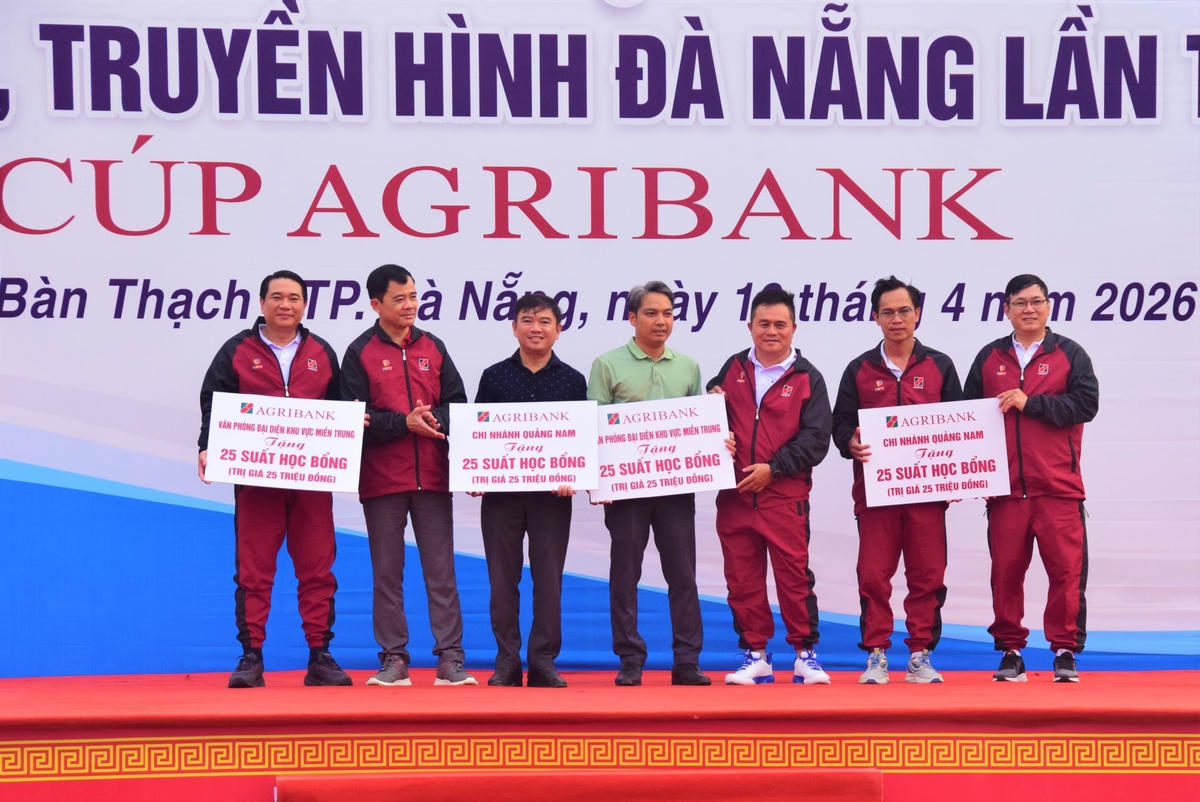 Ngân hàng Nông nghiệp và phát triển nông thôn Việt Nam tặng 100 suất học bổng cho học sinh có hoàn cảnh khó khăn. Ảnh: CV.