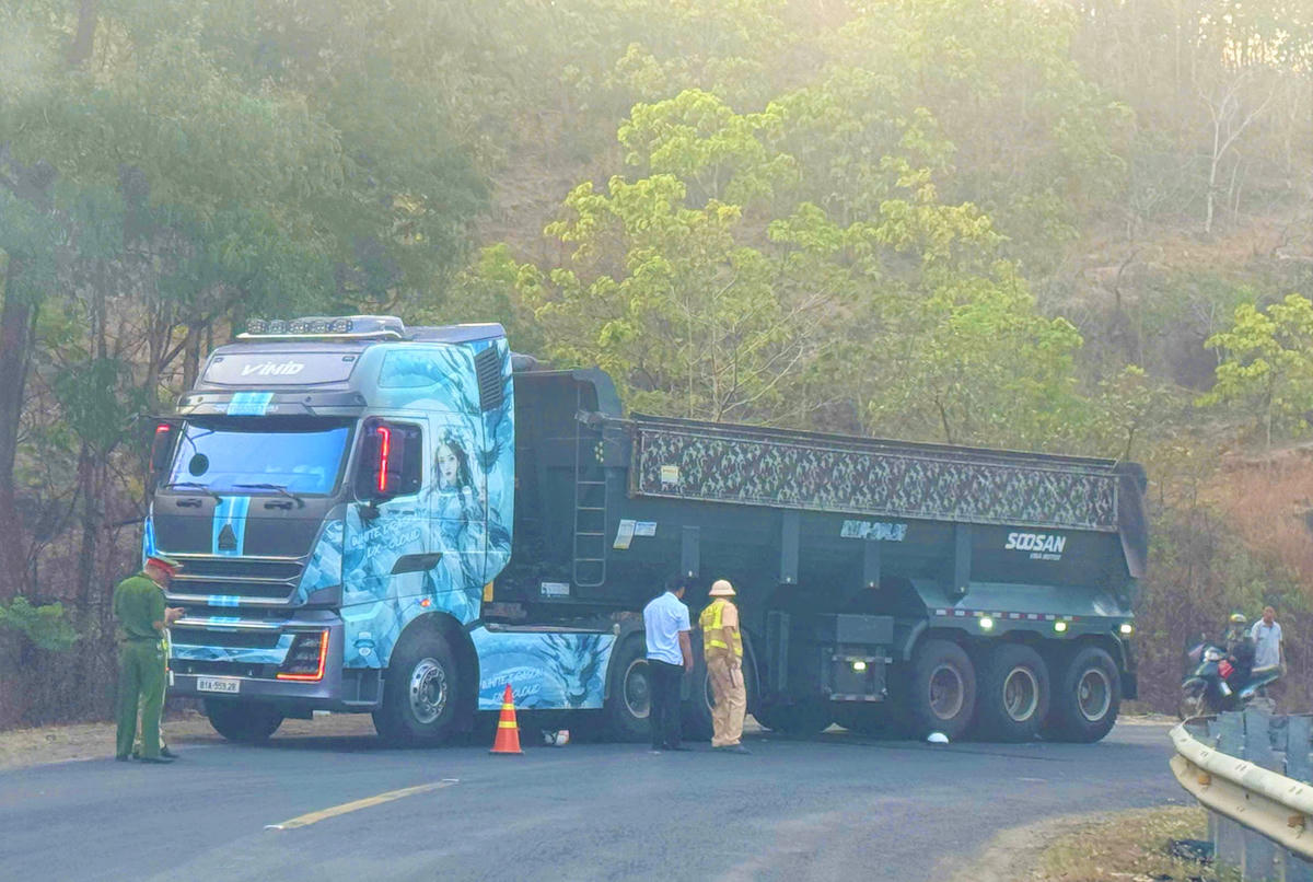 Hiện trường nơi xảy ra vụ tai nạn khiến một người tử vong. Ảnh: Đình Sang.