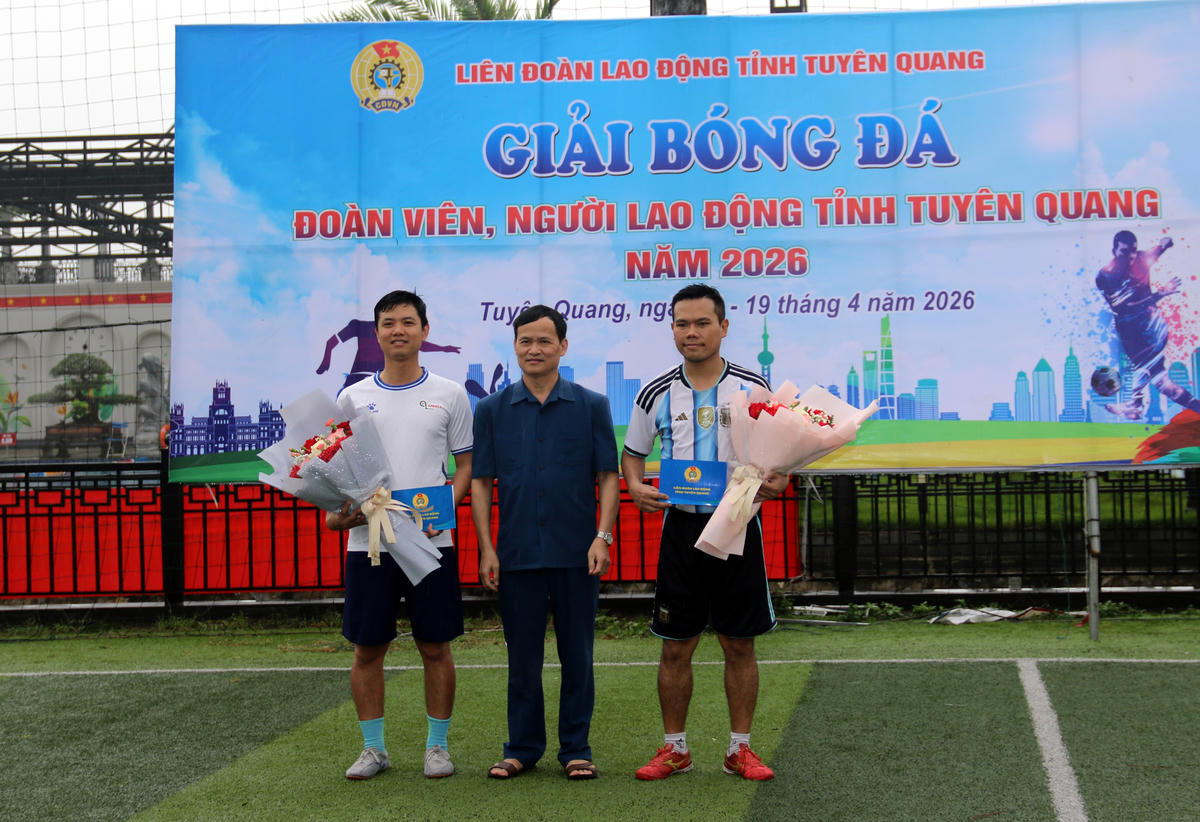 Ban Tổ chức trao giải cầu thủ và thủ môn xuất sắc nhất giải.