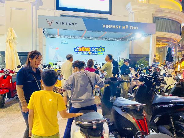 Càng về tối, khách hàng tham dự sự kiện càng đông.