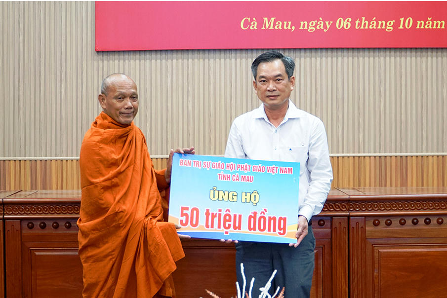 Đại diện Giáo hội Phật giáo Việt Nam tỉnh Cà Mau hưởng ứng lời kêu gọi của Ủy ban MTTQ Việt Nam tỉnh Cà Mau ủng hộ đồng bào bị ảnh hưởng của bão lũ. 
