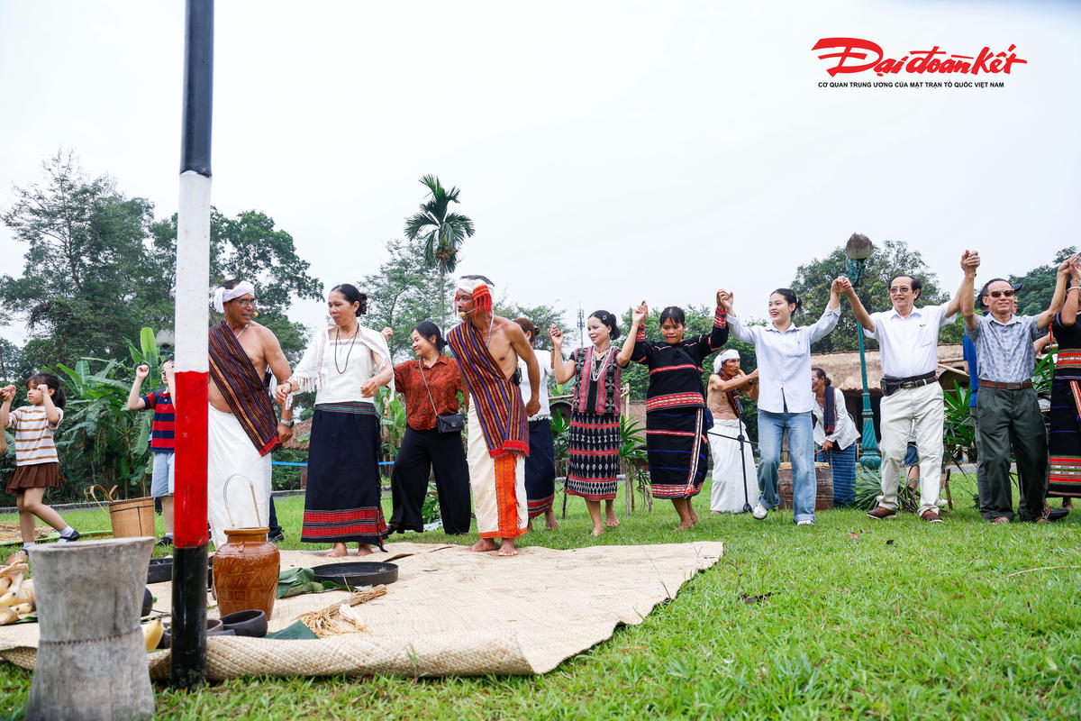Du khách hòa mình vào lễ mừng lúa mới cùng đồng bào Chu Ru. Ảnh: Quang Vinh.