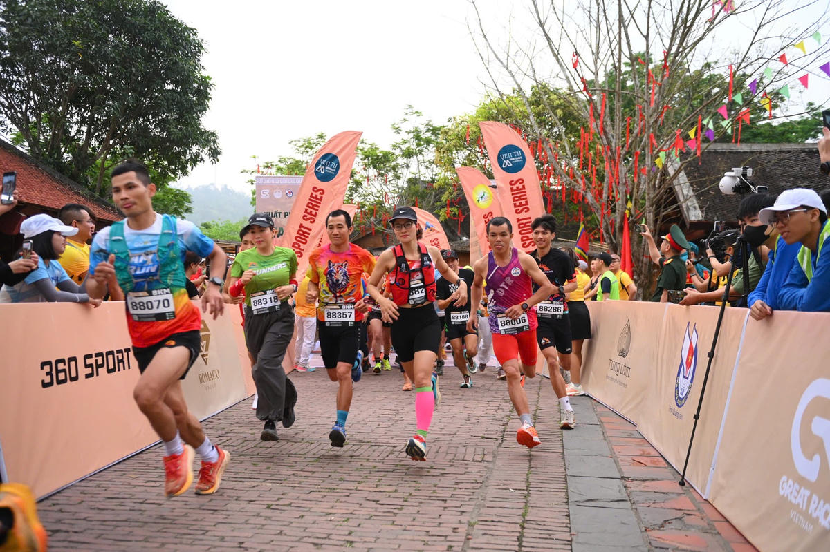 Các vận động viên xuất phát tham gia tranh tài ở cự ly 8 Km.
