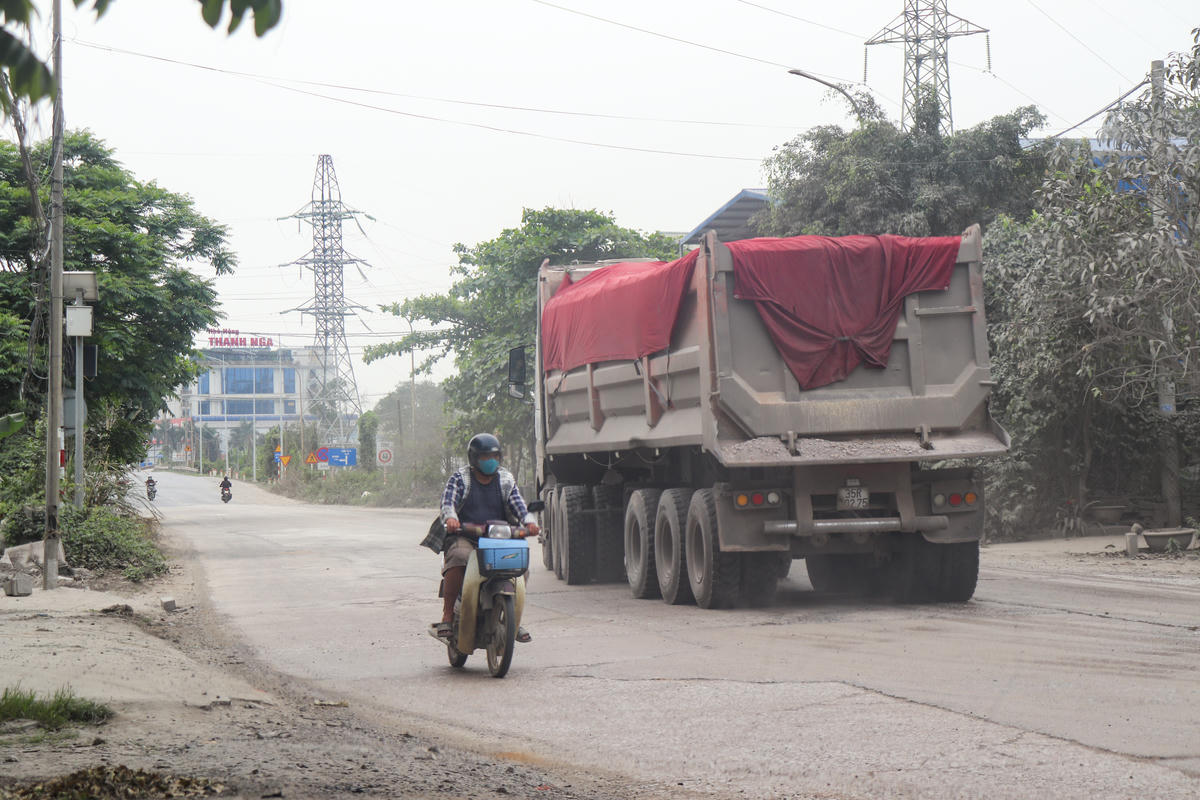 Xe 35A-660.40 phủ bạt sơ sài,&nbsp;xe đầu kéo mooc ben 35R-x02.75 bị che một phần biển số. Ảnh: Đình Minh