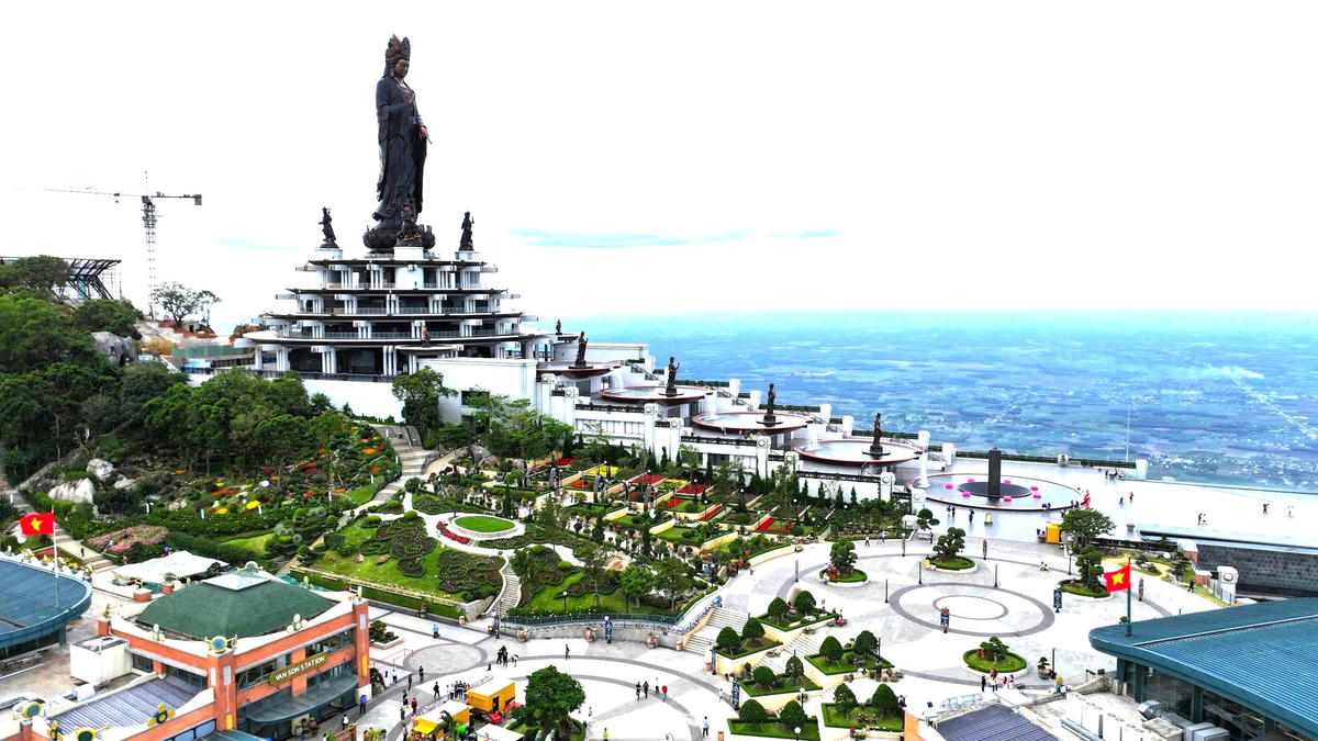 Nhiều điểm đến gần nhưng thu hút du khách tham quan. 	Ảnh: Đ.X