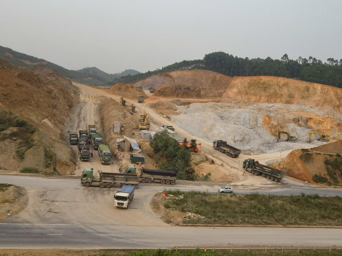 Phương tiện ra vào liên tục tại mỏ đất của DN Xuân Trường. Ảnh: Đình Minh