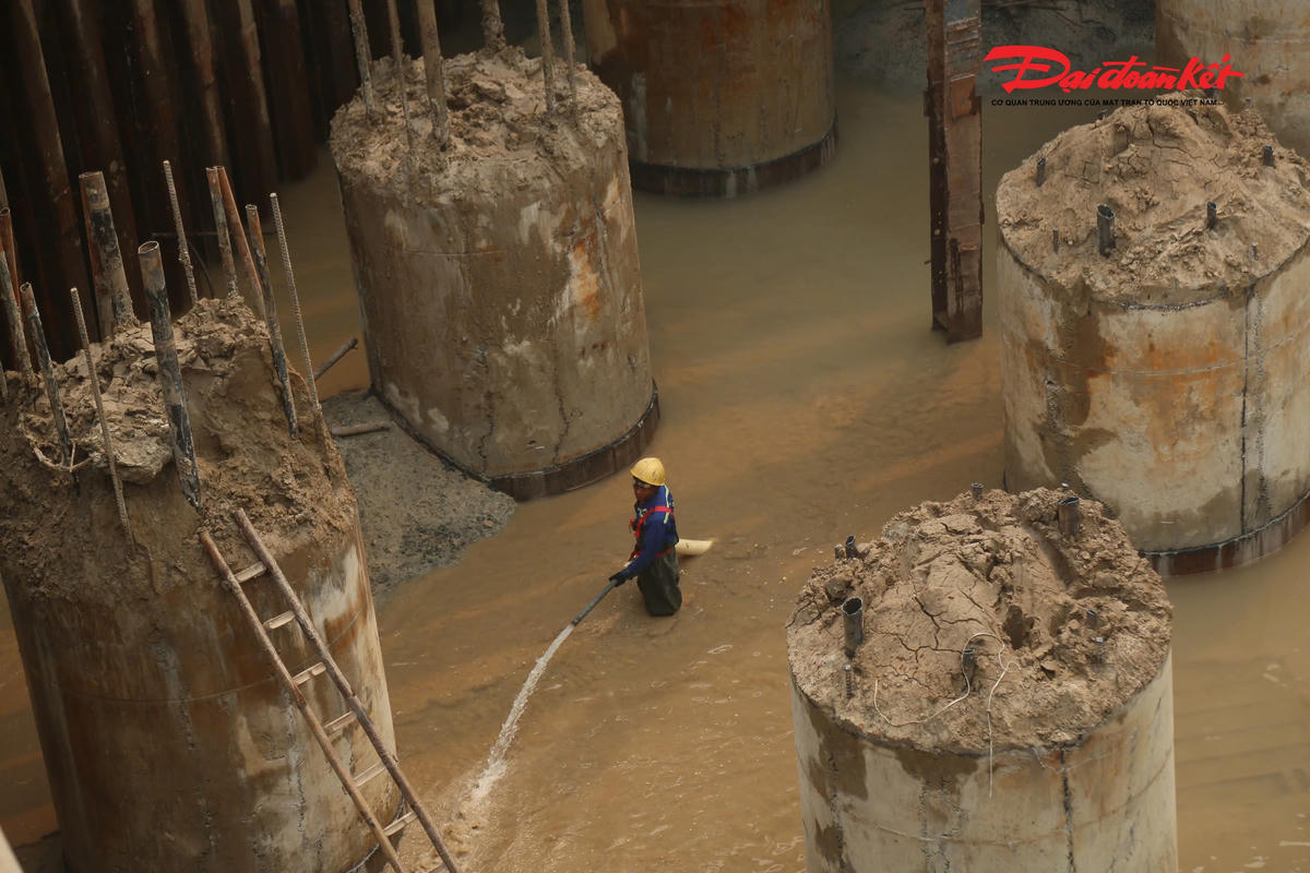 Công trường Cầu Hồng Hà: Tăng tốc thi công trụ cầu, chạy đua trước mùa lũ