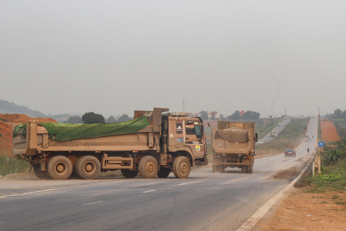 Ninh Bình: Xe tải gia tăng trên đường gom cao tốc, người dân bị ảnh hưởng vì bụi