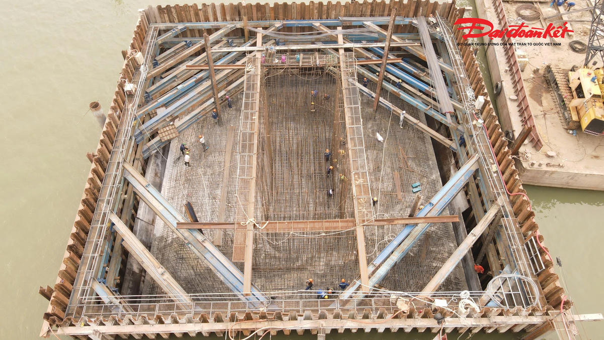 Công trường Cầu Hồng Hà: Tăng tốc thi công trụ cầu, chạy đua trước mùa lũ