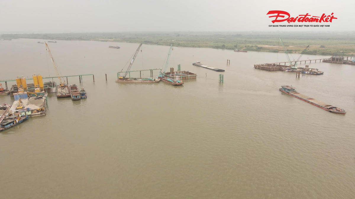 Dự án cầu Hồng Hà được khởi công ngày 31/10/2025 với tổng mức đầu tư sơ bộ gần 10.000 tỷ đồng. Đây là một trong những hạng mục quan trọng thuộc Dự án thành phần 3 của tuyến đường Vành đai 4, triển khai theo phương thức đối tác công tư (PPP).