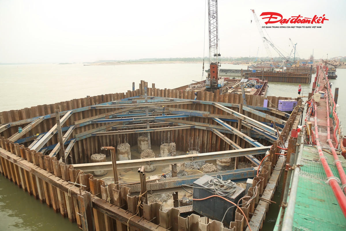 Công trường Cầu Hồng Hà: Tăng tốc thi công trụ cầu, chạy đua trước mùa lũ