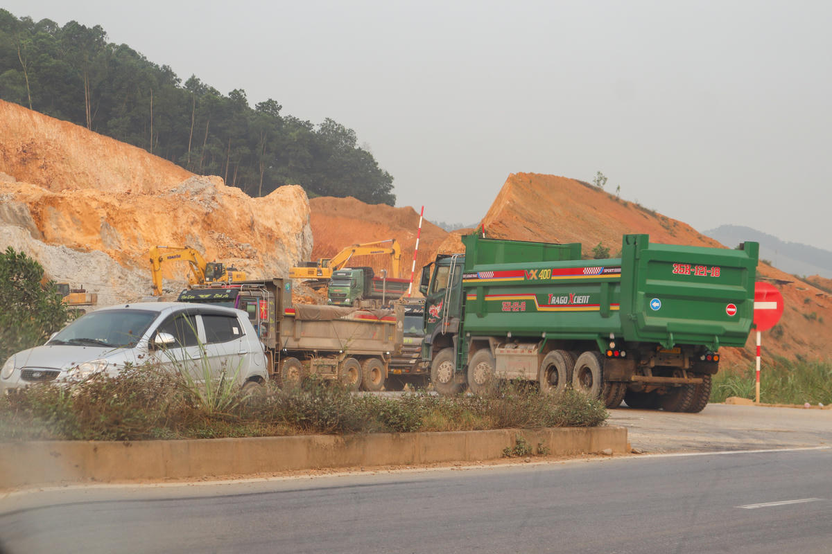 Lối ra vào mỏ đất bị ùn ứ, ách tắc tại một số thời điểm. Ảnh: Đình Minh