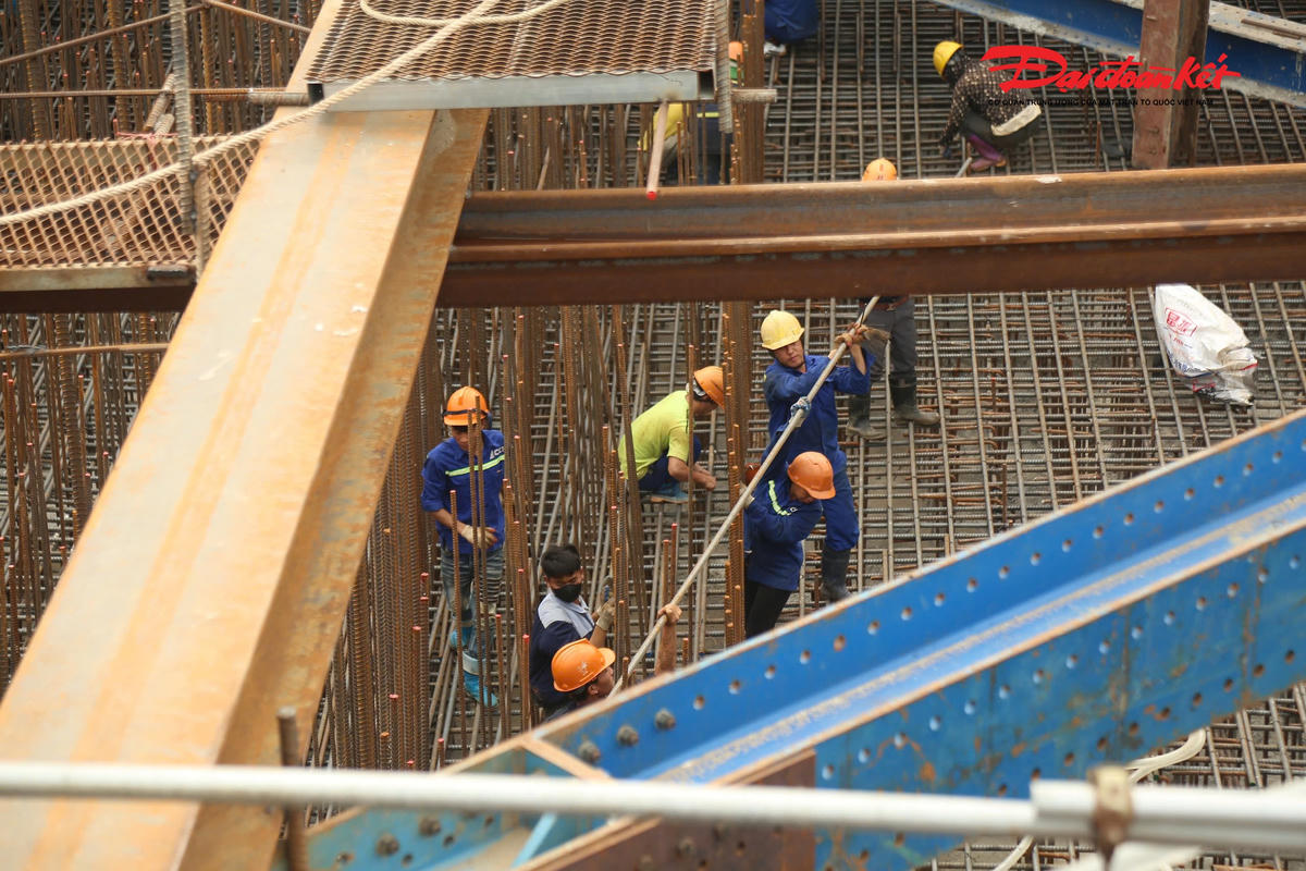 Công trường Cầu Hồng Hà: Tăng tốc thi công trụ cầu, chạy đua trước mùa lũ