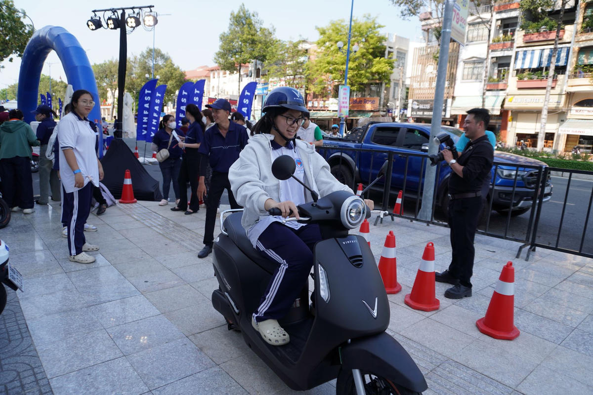 Minh Thư (học sinh THPT) đang trải nghiệm mẫu Evo Grand Lite tại sự kiện