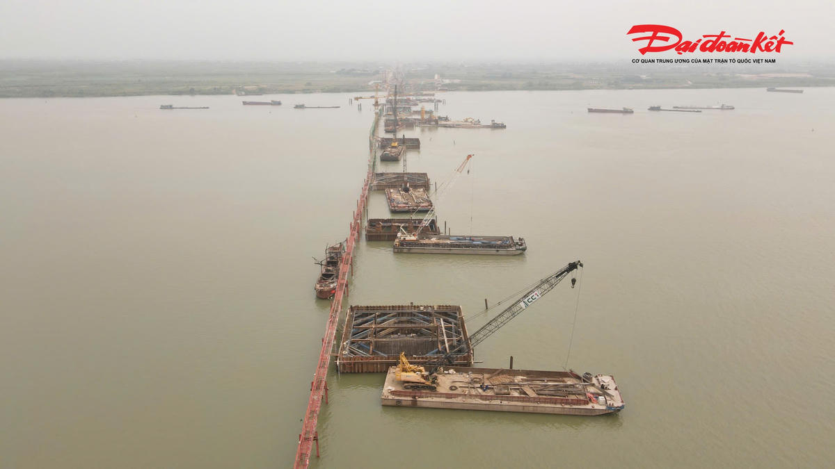 Theo ghi nhận của PV Báo Đại đoàn kết, sau khoảng nửa năm triển khai, công trường cầu Hồng Hà đang duy trì 15 mũi thi công đồng loạt, tổ chức làm việc liên tục 3 ca, 4 kíp. Các hạng mục khoan cọc nhồi được triển khai trên toàn tuyến, với mục tiêu hoàn thành phần việc dưới sông trước mùa lũ tiểu mãn năm 2026.