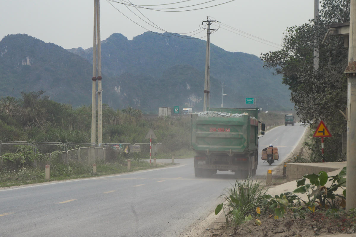 Ninh Bình: Xe tải gia tăng trên đường gom cao tốc, người dân bị ảnh hưởng vì bụi