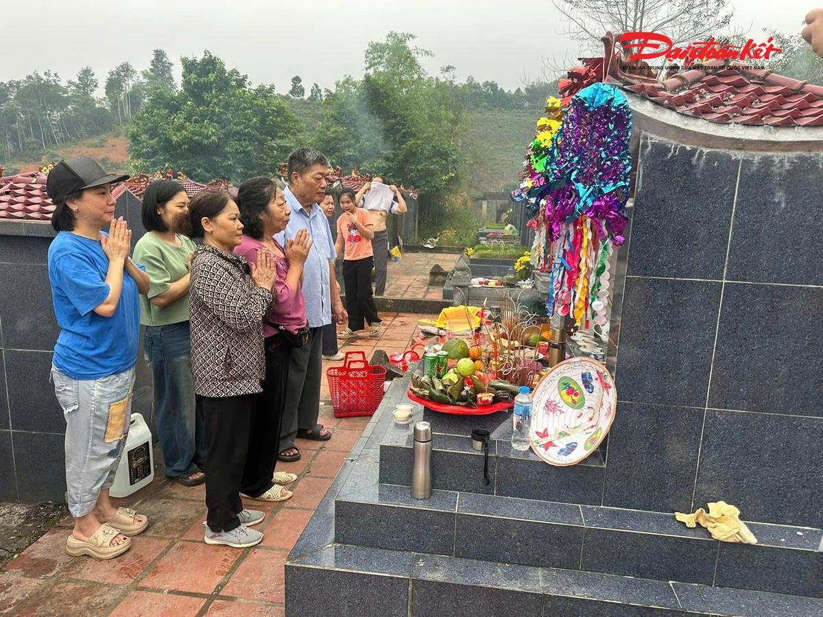 Người dân tộc Tày, Nùng không tổ chức cúng giỗ cho từng người đã khuất, nhưng ngày mùng 3/3 (âm lịch) là dịp để tưởng nhớ tới những người đã không còn nữa. Ảnh: Nguyễn Toán.