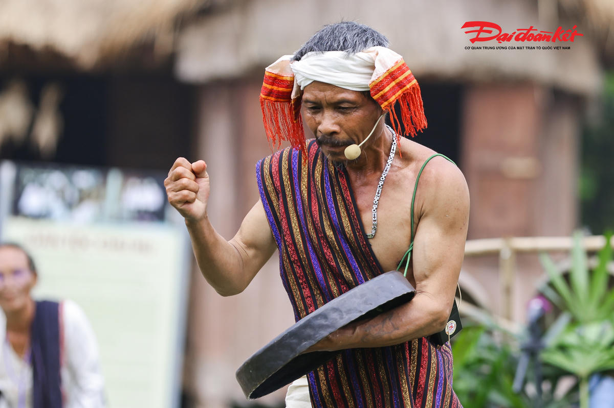 Già làng gõ chiêng trong nghi lễ để tạ ơn đấng thần linh tối cao đã ban cho mùa màng no đủ. Ảnh: Quang Vinh.