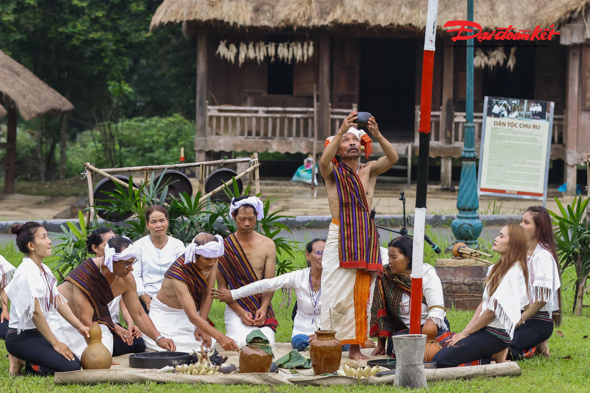 Già làng dâng rượu tạ ơn và cầu mùa cho mưa thuận gió hòa, lúa tốt, buôn làng đủ ăn, đủ để. Ảnh: Quang Vinh