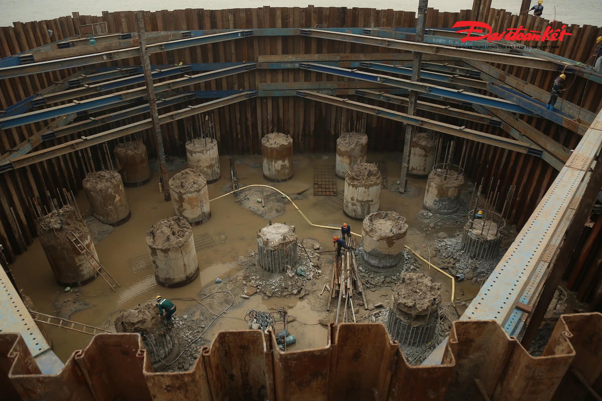 Công trường Cầu Hồng Hà: Tăng tốc thi công trụ cầu, chạy đua trước mùa lũ