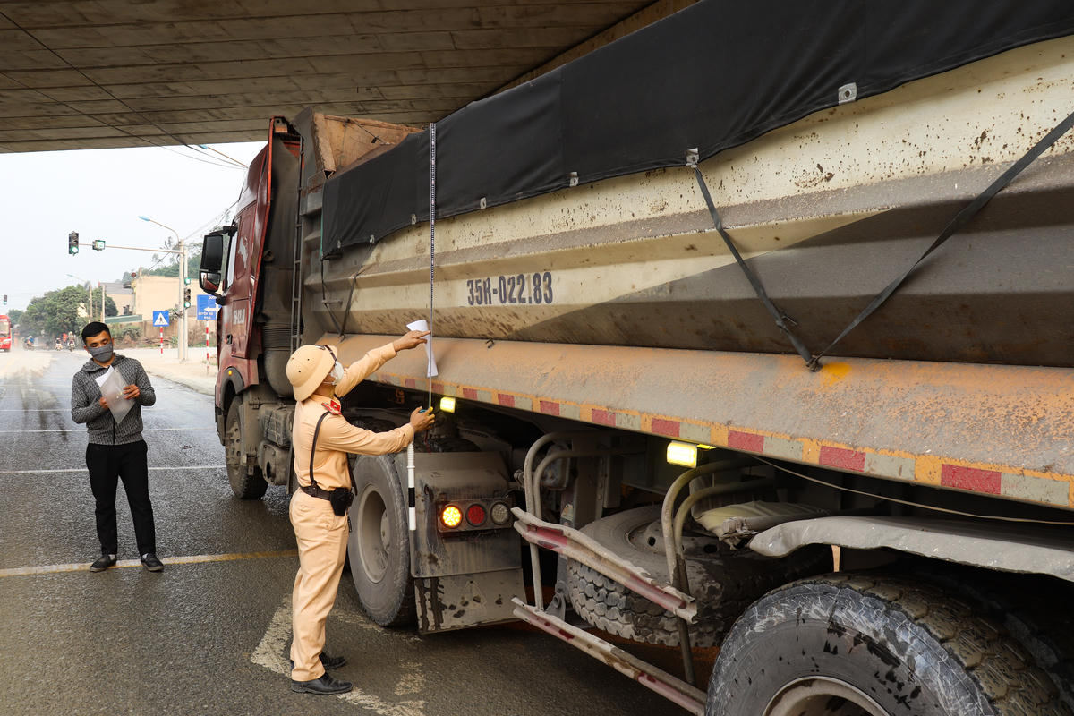 Đội CSGT đường bộ số 1, Phòng CSGT Công an tỉnh Ninh Bình xử phạt 17 trường hợp vi phạm trên tuyến đường gom từ 6/3 - 6/4. Ảnh: Đình Minh