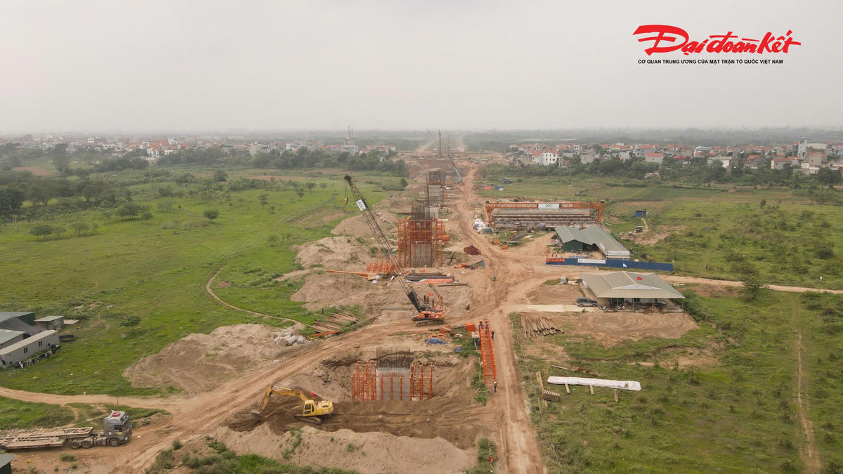 Cầu Hồng Hà nằm trong tổng thể tuyến Vành đai 4 dài gần 81km, trong đó hơn 71% chiều dài đi trên cao. Tuyến đường này còn bao gồm 3 cây cầu lớn vượt sông Hồng là Hồng Hà, Mễ Sở và Hoài Thượng. Khi hoàn thành, tuyến sẽ tăng cường kết nối liên vùng, rút ngắn thời gian di chuyển giữa Hà Nội với các tỉnh Hưng Yên, Bắc Ninh, Phú Thọ, đồng thời giảm tải áp lực giao thông cho các cầu hiện hữu như Thanh Trì, Vĩnh Tuy và Thăng Long.