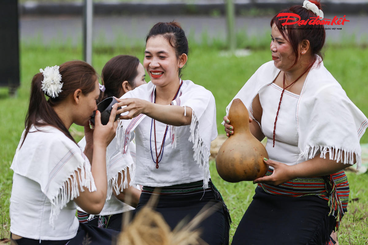 Người dân chia nhau những bát rượt cần mừng một mùa màng no đủ. Ảnh: Quang Vin