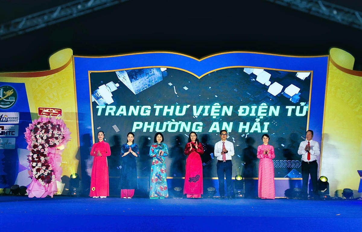 Phó Chủ tịch UBND thành phố Nguyễn Thị Anh Thi (giữa) cùng đại biểu khai trương trang thư viện điện tử An Hải. Ảnh: Nguyễn Tú.