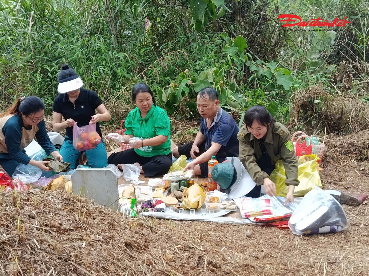 Con cháu từ phương xa trở về tảo mộ ngày mùng 3/3 (âm lịch). Ảnh: Nguyễn Toán.