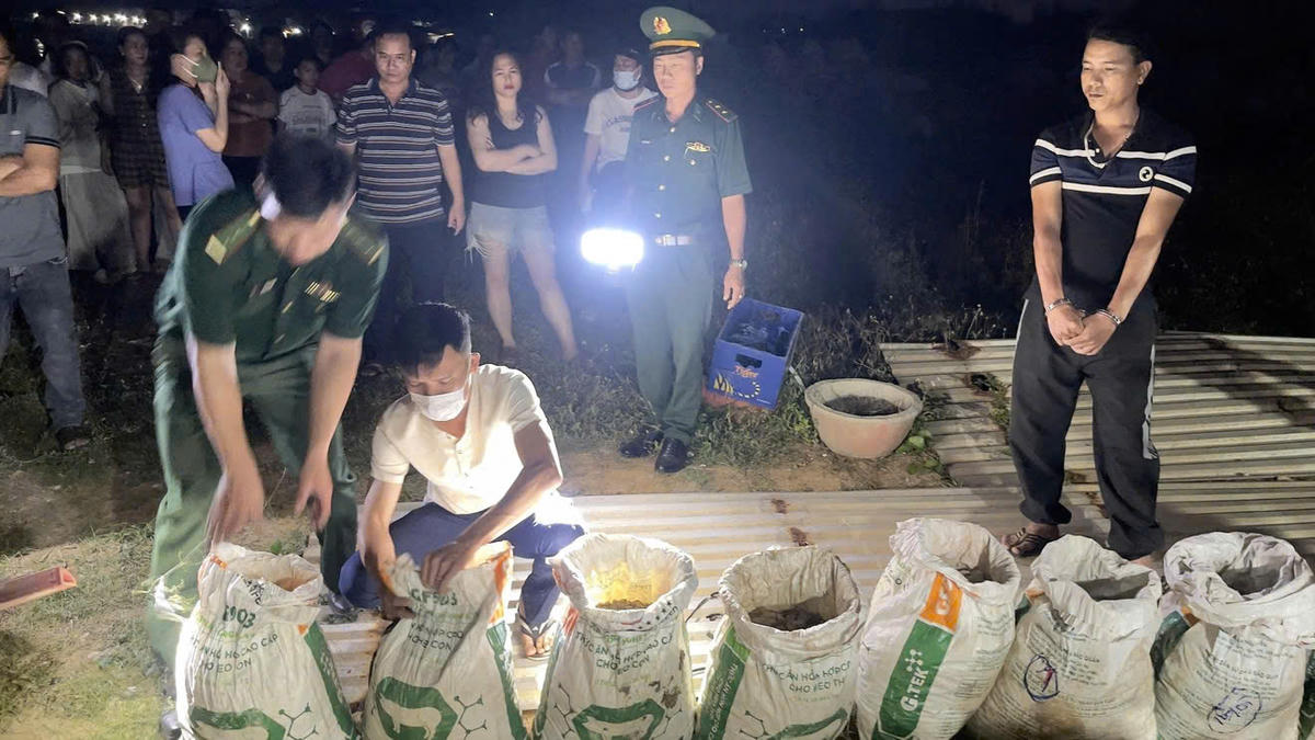 Lực lượng chức năng thu giữ tang vật nghi thuốc nổ. Ảnh: CV.