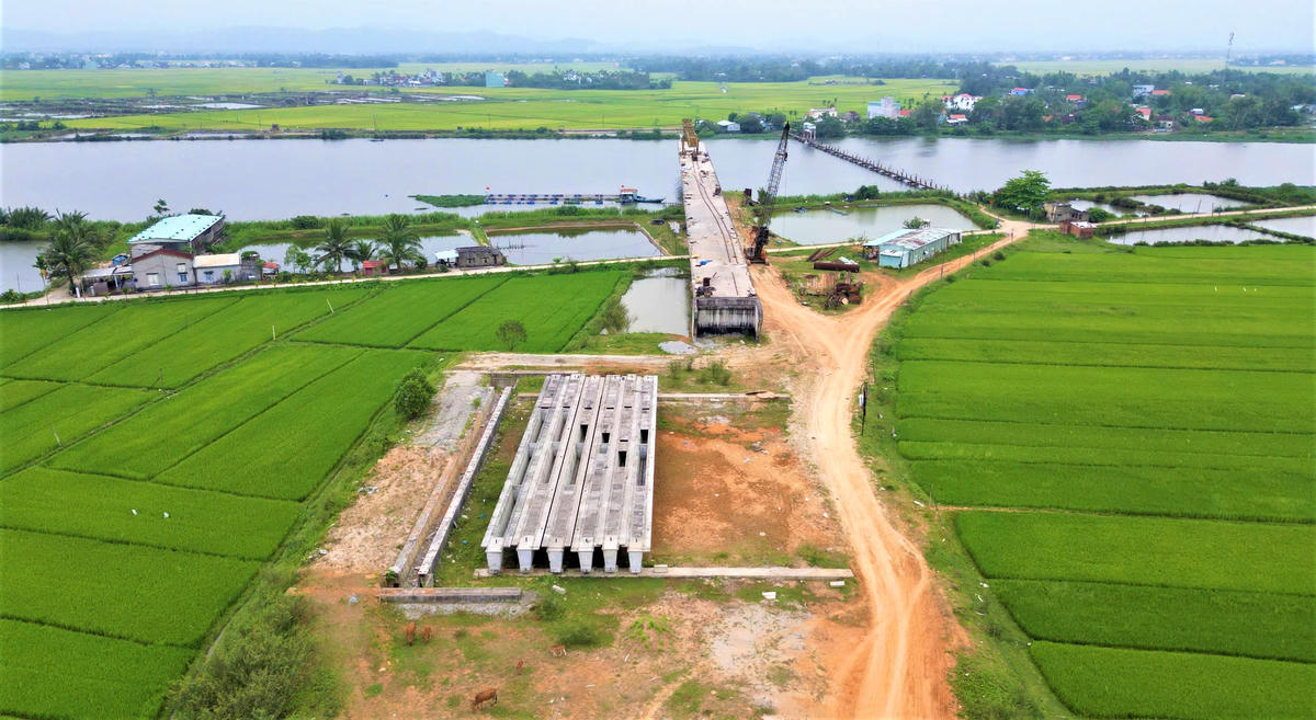 Dự án cầu Tam Tiến vẫn chưa hoàn thiện xong đường dẫn. Ảnh: Chí Đại.