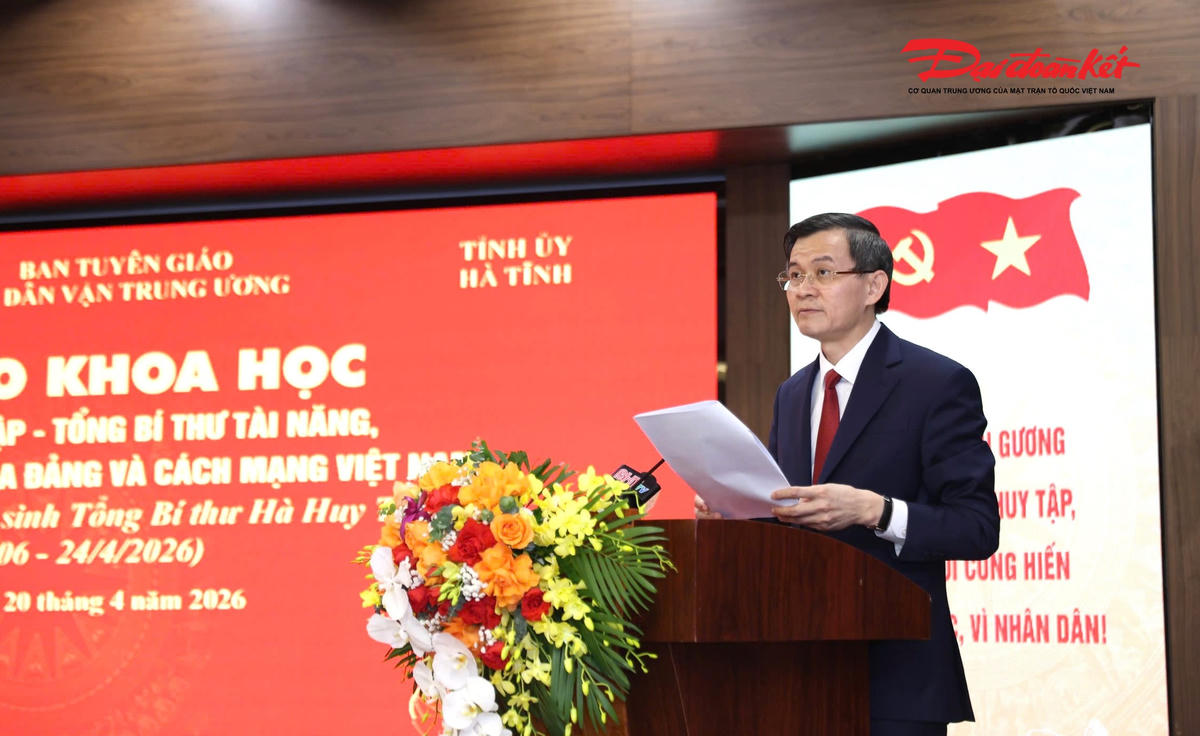 Ông Đoàn Minh Huấn, Ủy viên Bộ Chính trị, Giám đốc Học viện Chính trị quốc gia Hồ Chí Minh phát biểu đề dẫn Hội thảo. Ảnh: HN.