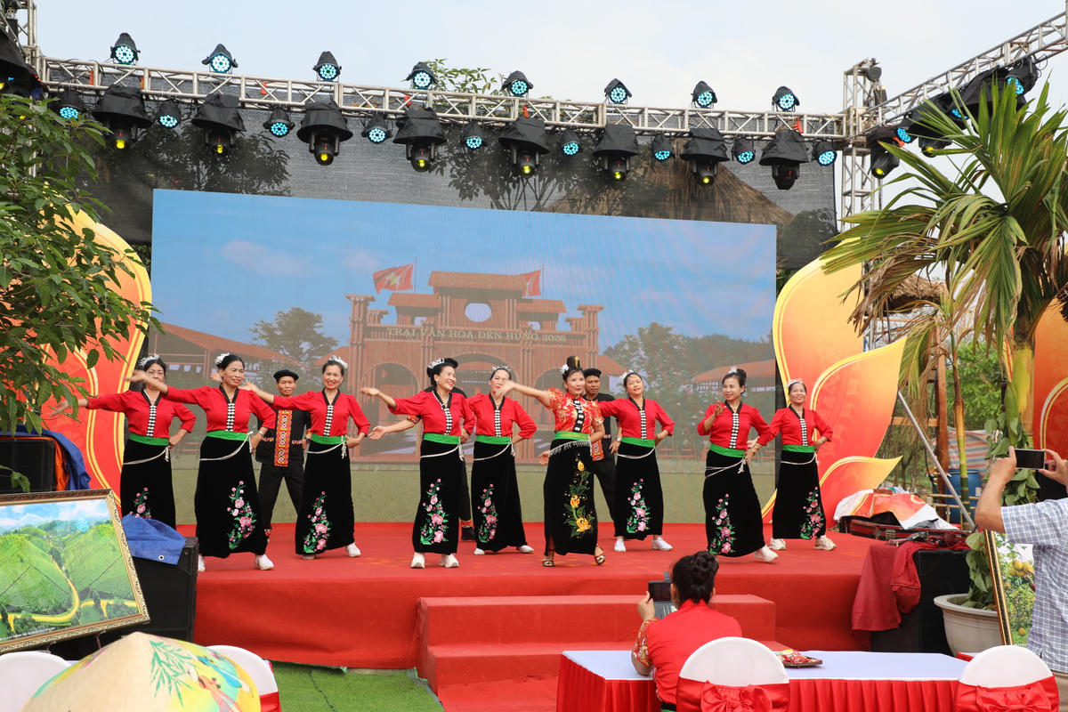 Trẩy hội giữa 'Ngôi làng đa sắc' dưới chân núi Nghĩa Lĩnh