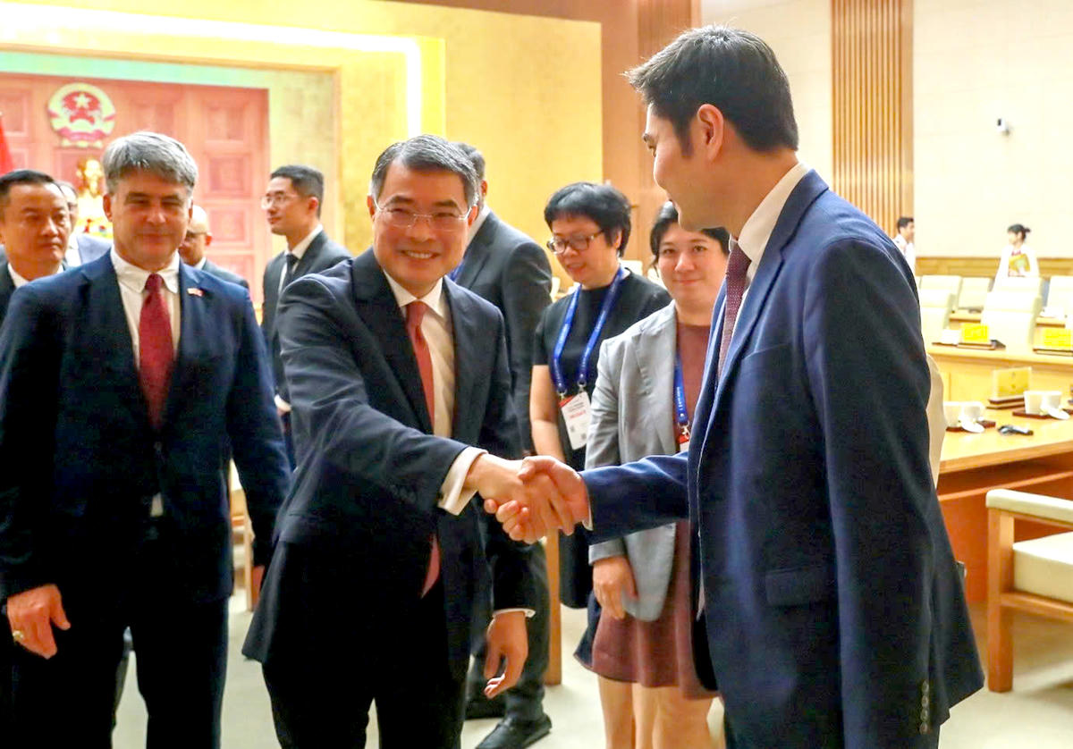 Thủ tướng Lê Minh Hưng và ông Bryan Ty – Tổng Giám đốc Philip Morris Việt Nam (bên phải ngoài cùng) trong buổi làm việc ngày 16/4.