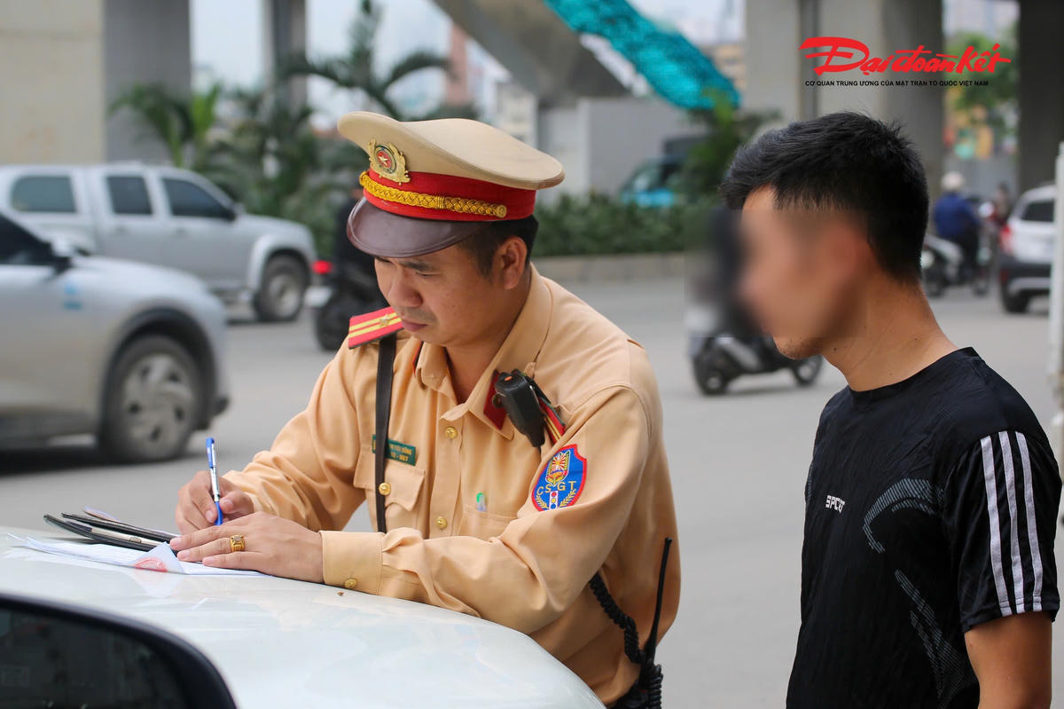 Hà Nội siết chặt vi phạm dừng đỗ: CSGT dùng flycam, camera AI giám sát