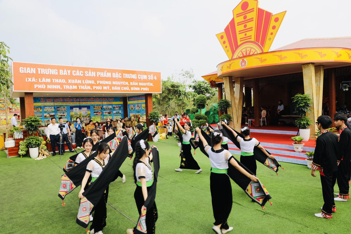 Các điệu múa đặc sắc của đồng bào các dân tộc. Ảnh: Tùng Duy.