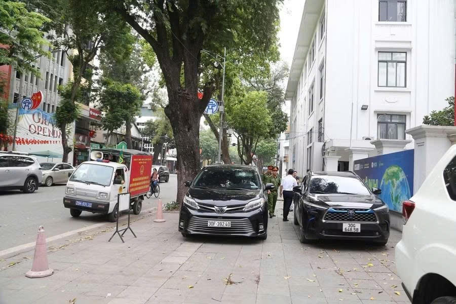 Công an phường Cửa Nam, TP Hà Nội nhắc nhở một số trường hợp dừng, đỗ xe trên vỉa hè.