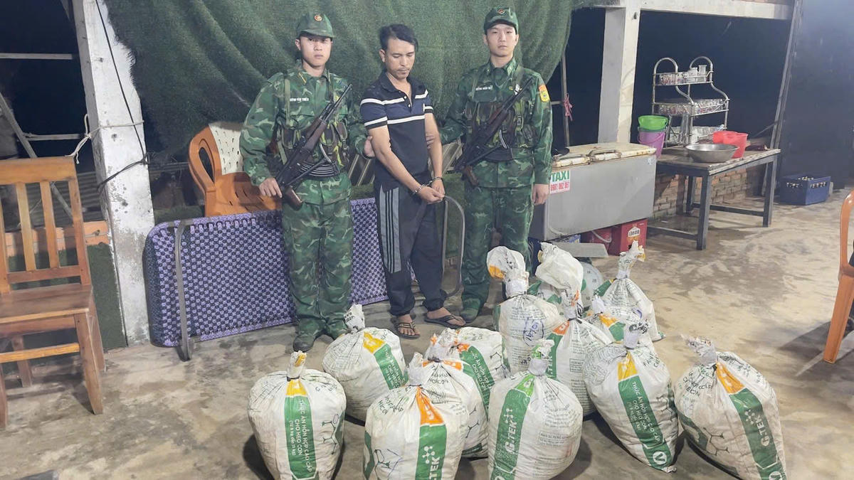 Lực lượng chức năng bắt đối tượng&nbsp;Phạm Văn Hậu. Ảnh: CV.