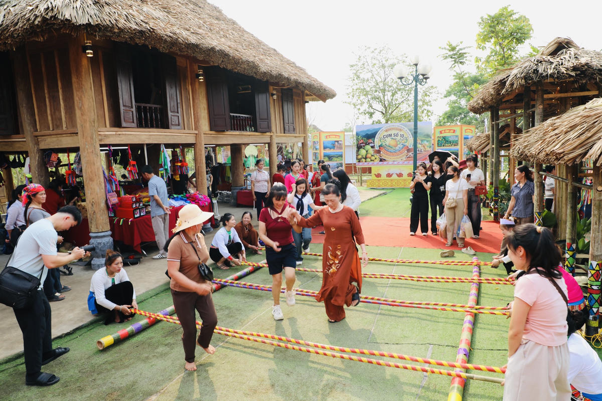 Du khách trải nghiệm múa sạp tại Hội trại. Ảnh: Tùng Duy.