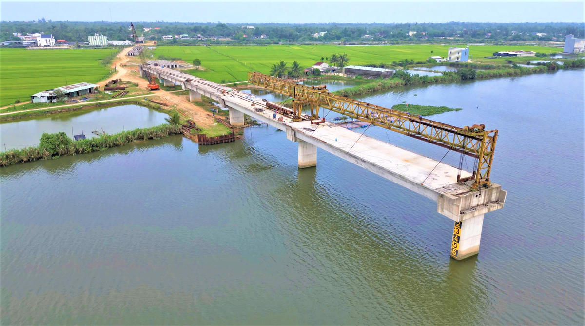 Một góc cầu Tam Tiến xây dựng dang dở. Ảnh: Tấn Thành.