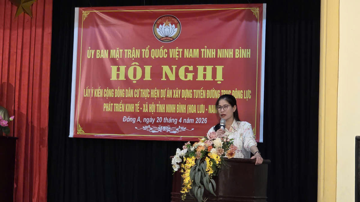 Bà Trần Thị Thoa - Phó Chủ tịch Ủy ban MTTQ Việt Nam tỉnh Ninh Bình phát biểu tại hội nghị. Ảnh: Duy Hưng.