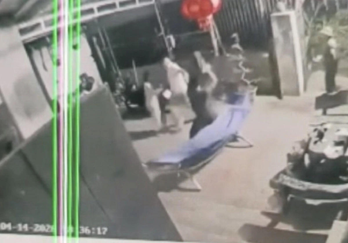 Hiện trường vụ án Trưởng thôn bị sát hại cắt từ clip do người dân ghi lại.&nbsp;