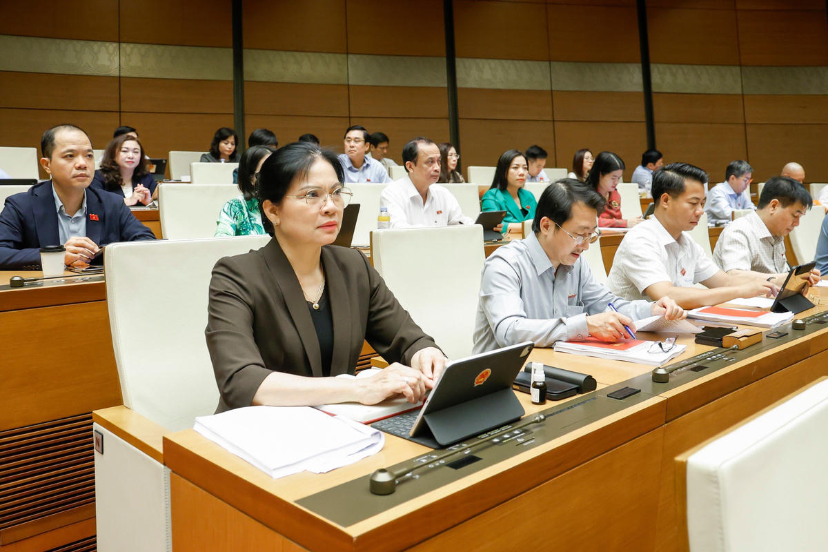 Phó Chủ tịch, Tổng Thư ký UBTƯ MTTQ Việt Nam Hà Thị Nga tham dự phiên họp (Ảnh: Quang Vinh)